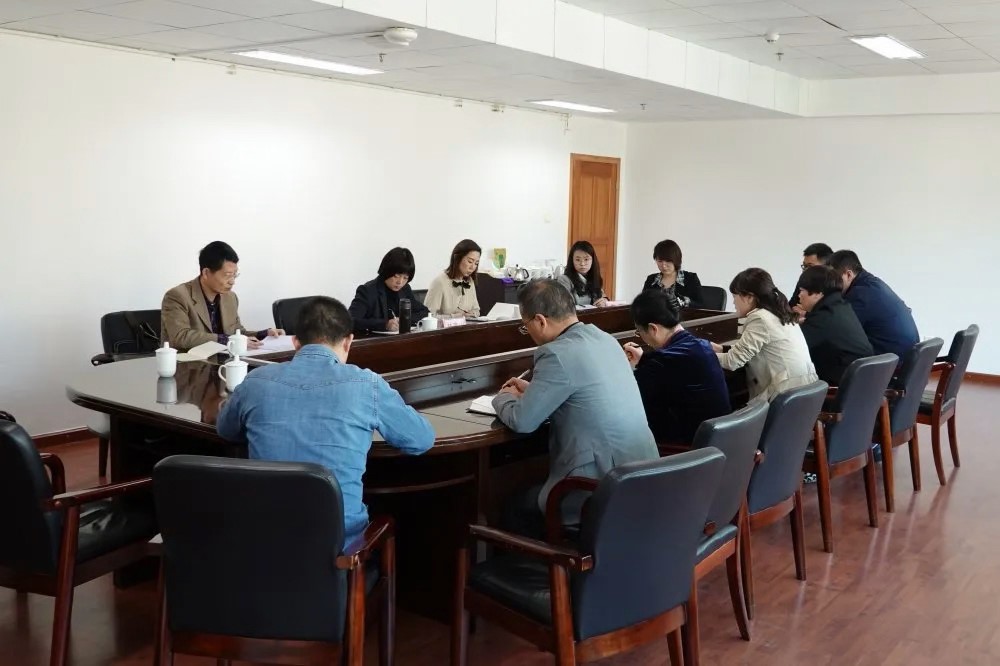 会议室里的人们描述已自动生成